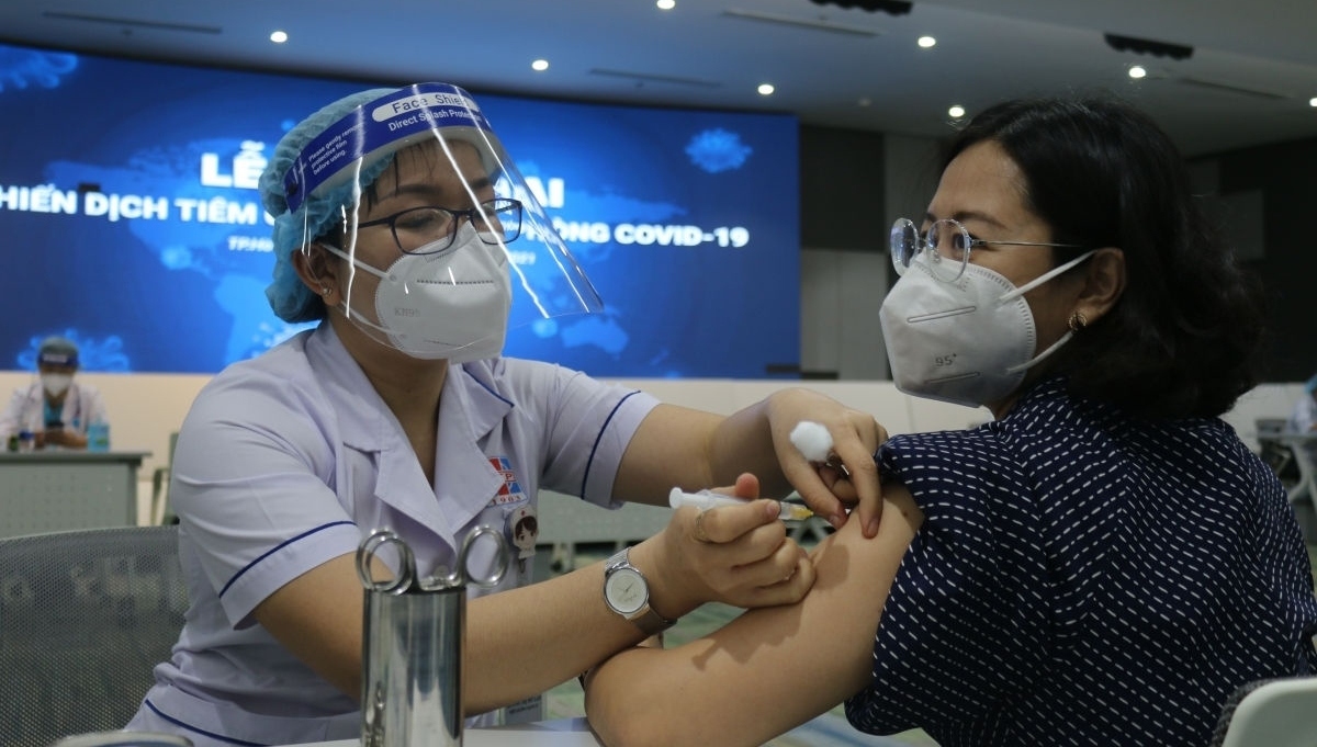 Vietnam goes ahead with second COVID-19 vaccine shot plan